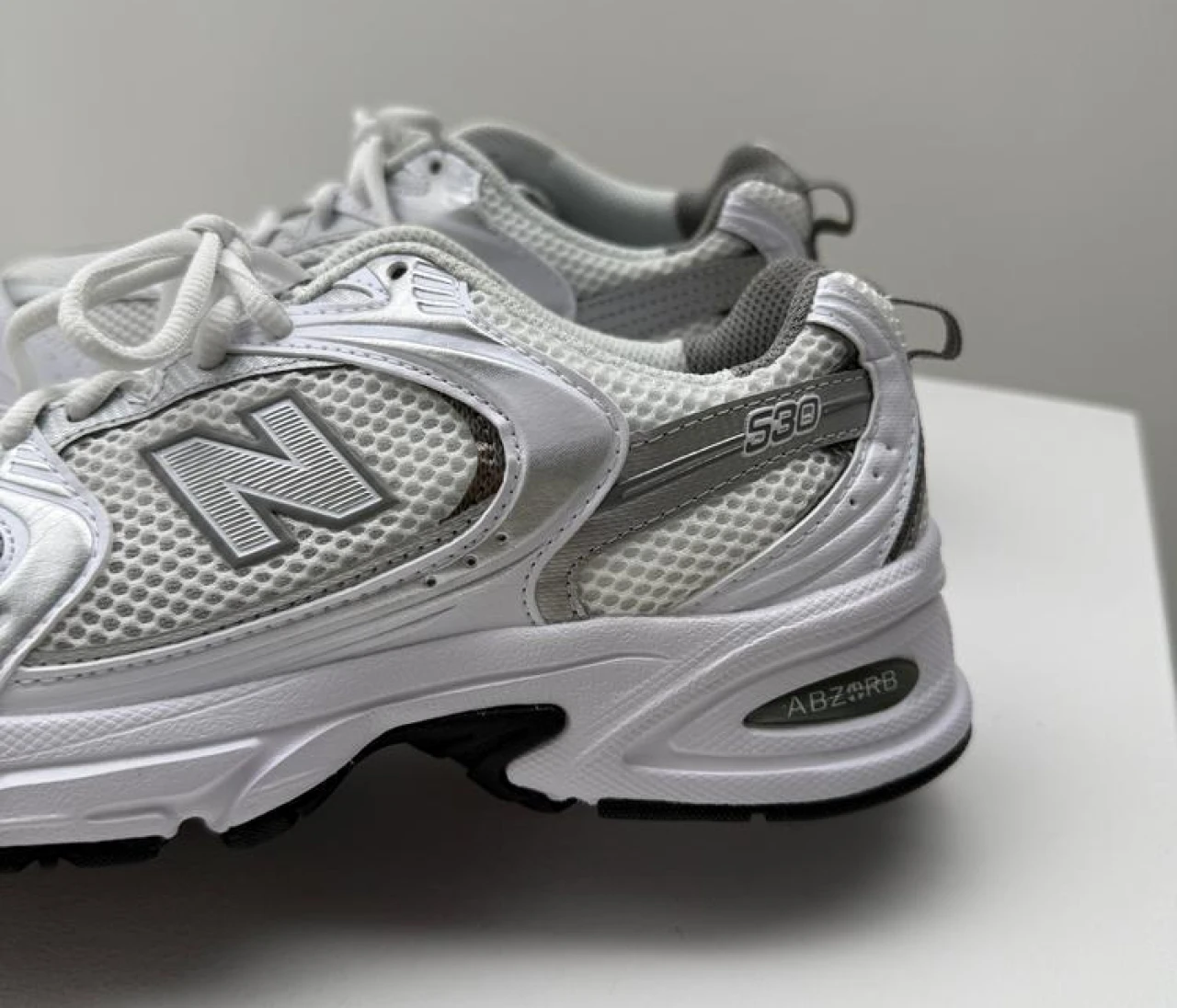 【大人の白スニーカー】メタリックカラーのさし色が魅力の10足（写真）　