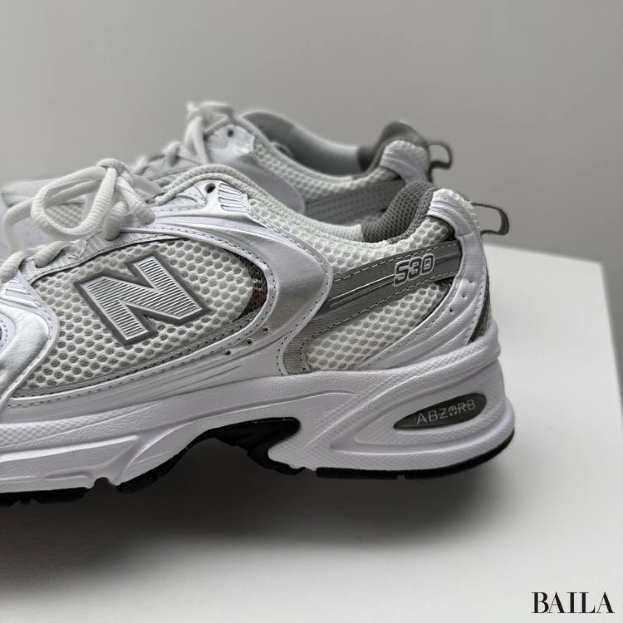 【大人の白スニーカー】メタリックカラーのさし色が魅力の10足（写真）　