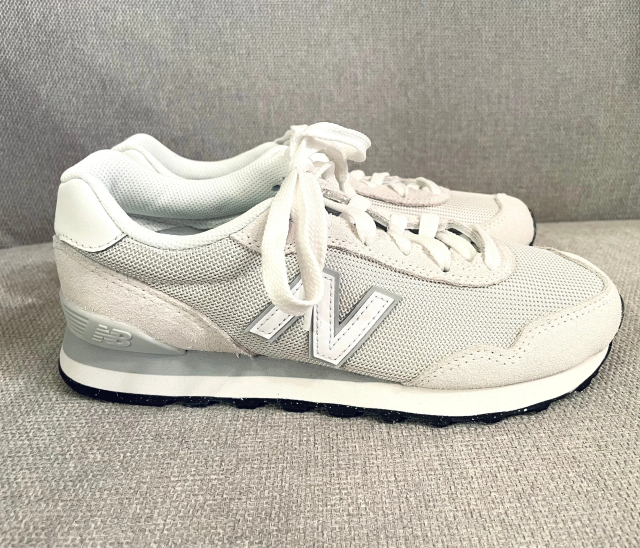 Qoo10はコスメだけじゃない！？オールシーズン使えるnew balanceのきれいめ白スニーカー