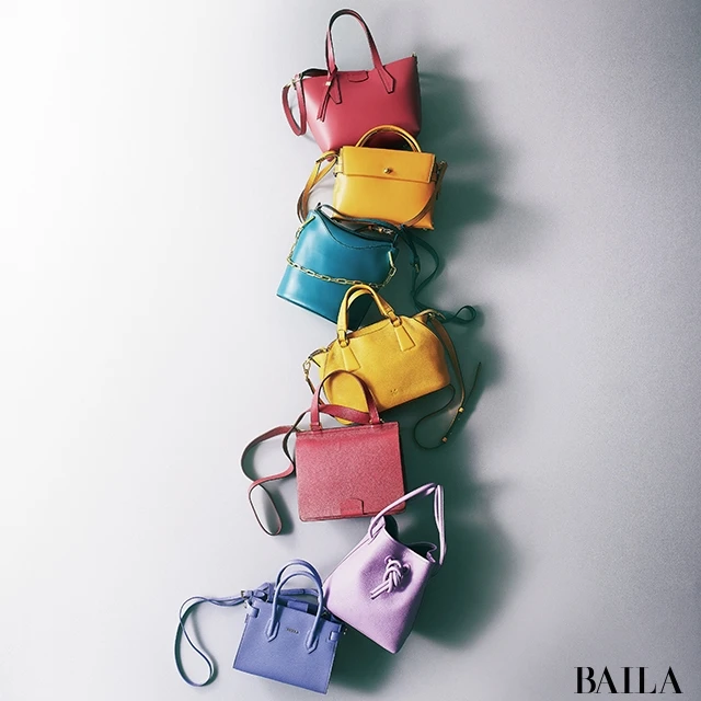 通勤コーデが即しゃれる! 無敵の【きれい色バッグ】7選