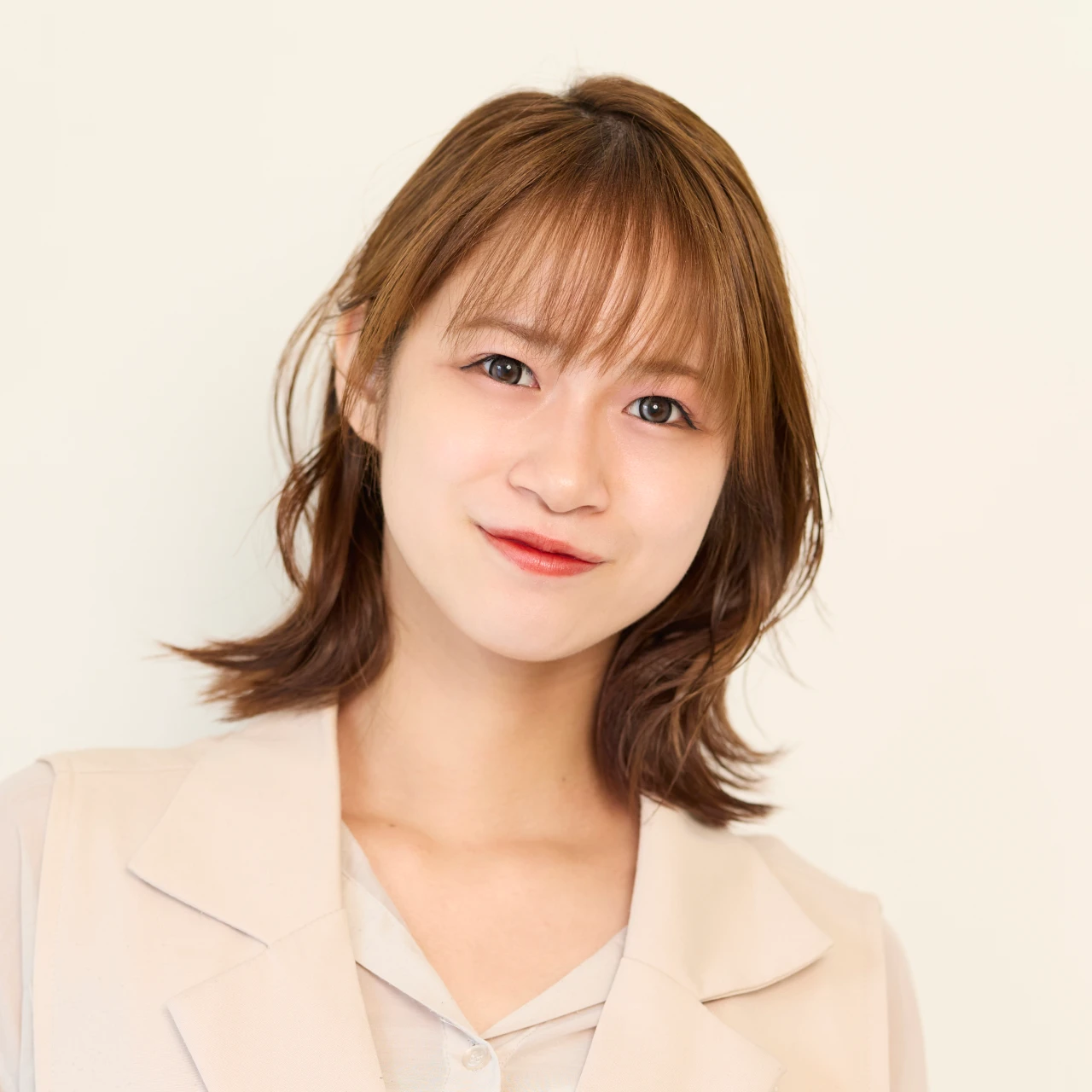 【2026年暑さ対策の涼し気ヘアアレンジ】オフィスでも浮かない濡れ感外ハネミディ