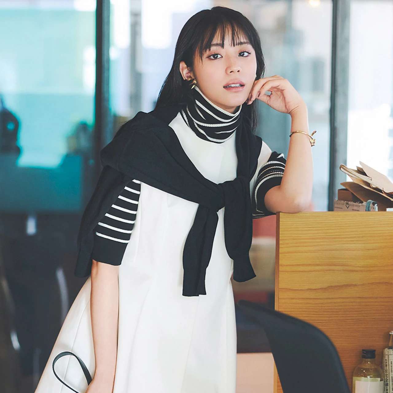 【ジレパンのセットアップ】前を留めて着るのが絵になる「クルーネックジレパン」ON・OFFコーデ3選