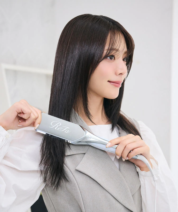 貴島明日香　毛流れに沿ってストロークするだけで理想のツヤが出現！