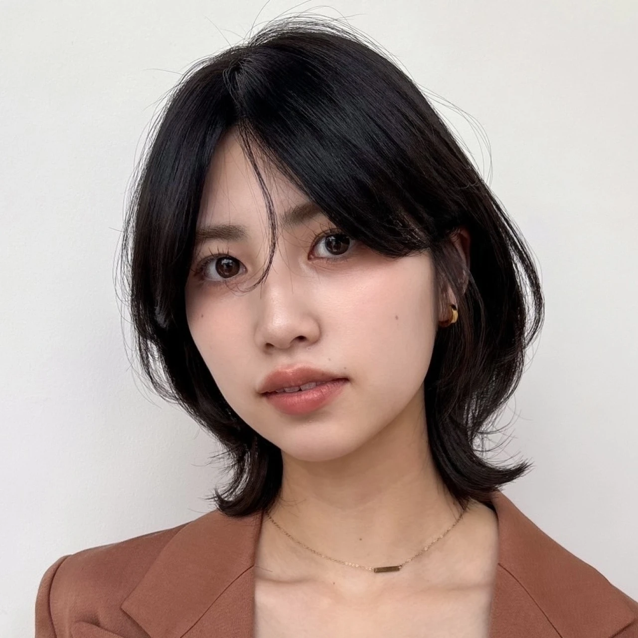 【2026春大人のボブ】薄目の前髪で小顔効果も！柔らかなくびれボブ