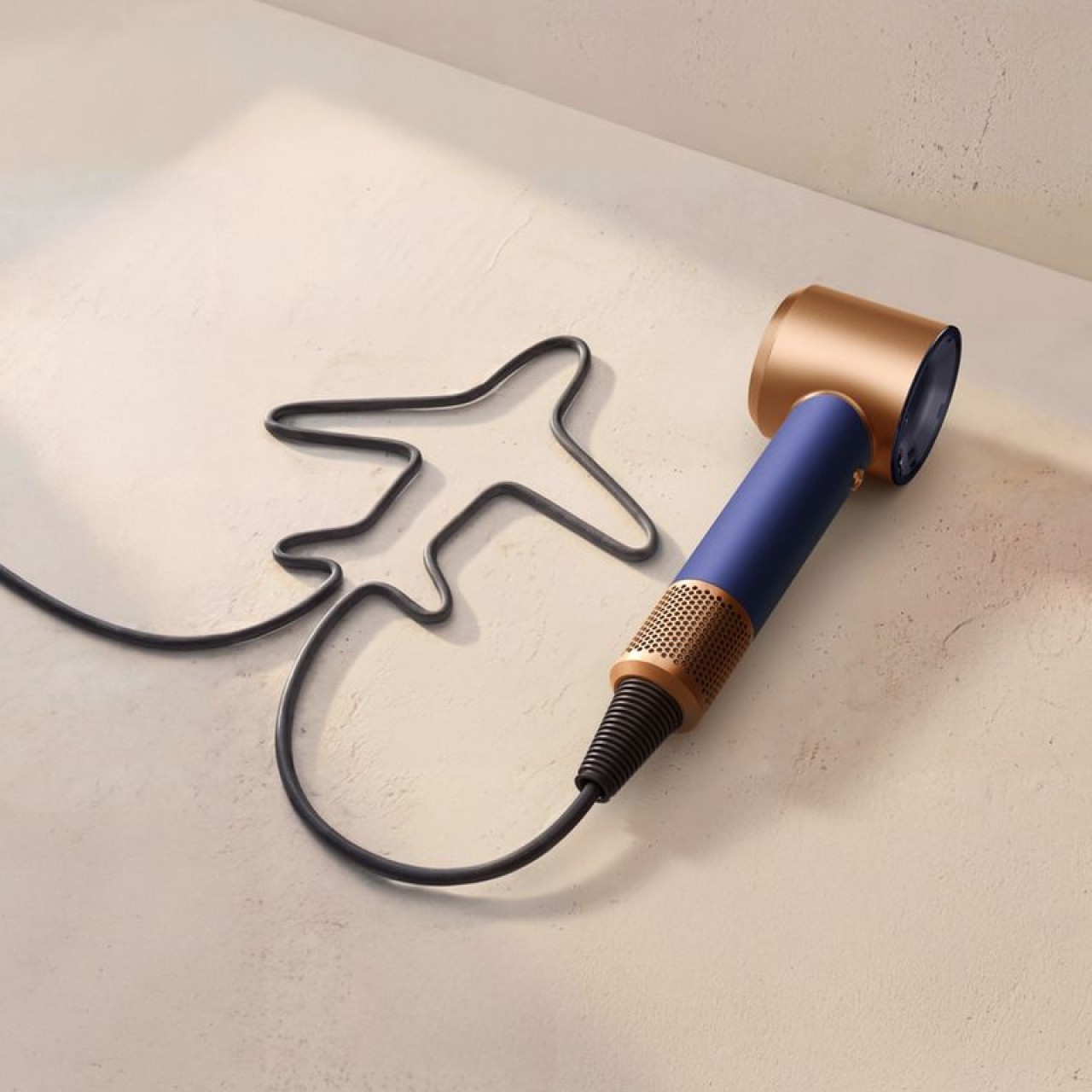 【Dyson（ダイソン）】髪を乾かす時間までおしゃれに。人気ヘアツールに、深みのある“ダークブルー／コッパー”が仲間入り
