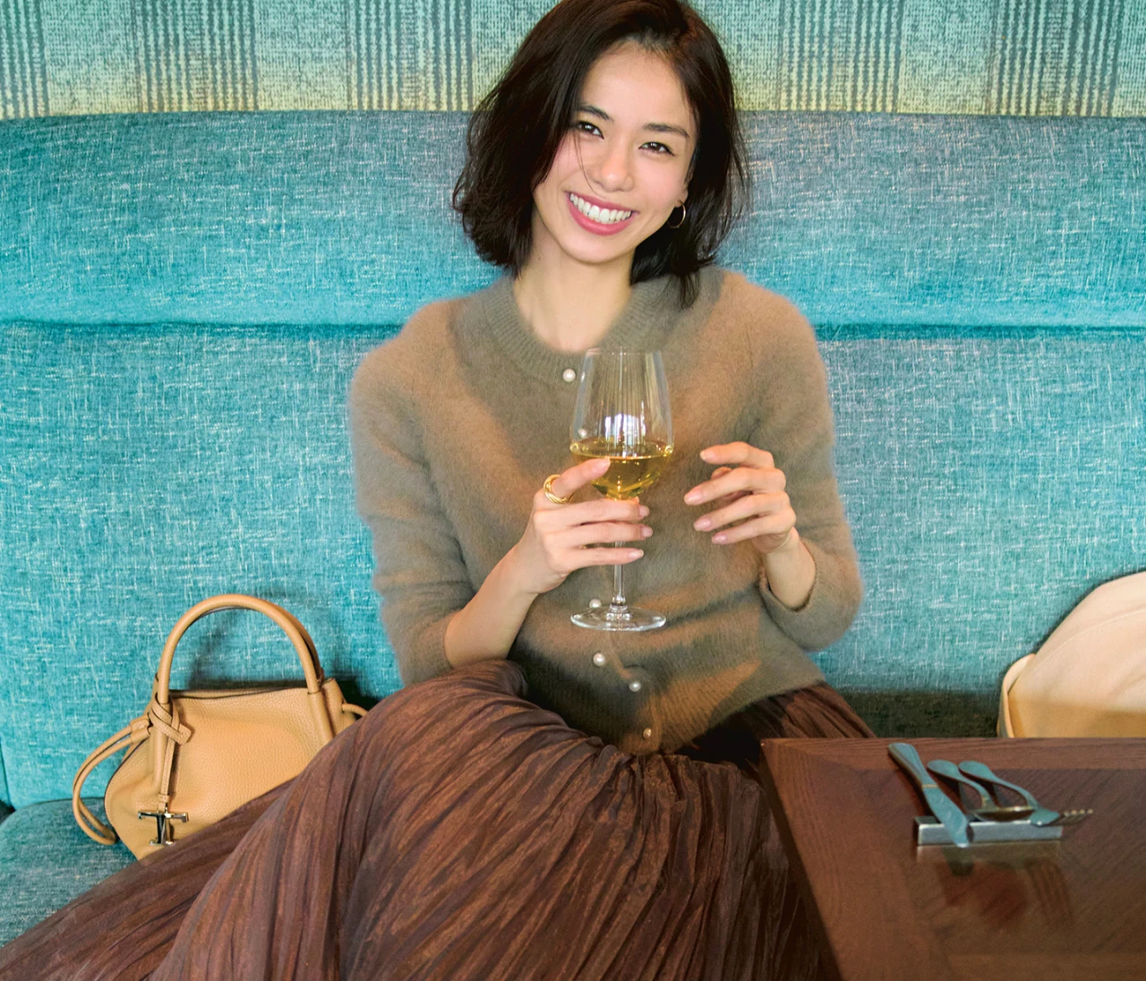 【ブラウンコーデ】やわらかニットとシアースカートでワントーンコーデに奥行きを【BAILA今日のコーデ】