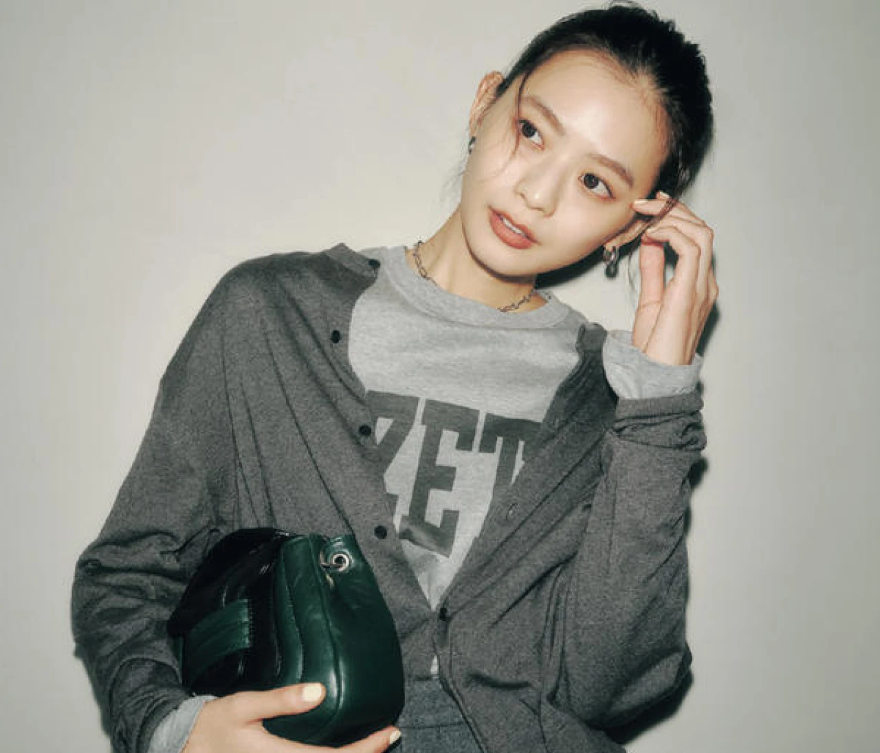 同僚から一目置かれるオフィカジは、「まじめニット」×「キャッチーなロゴT」が最適解！