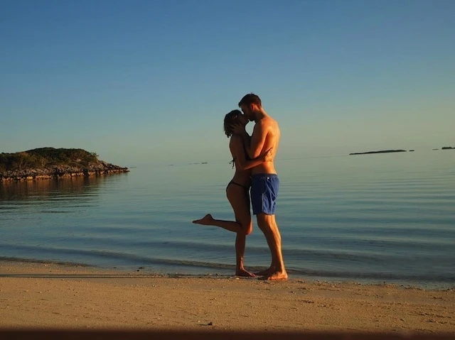 止まらない愛の続報♡テイラー＆カルヴィンの砂に書いたラブレター