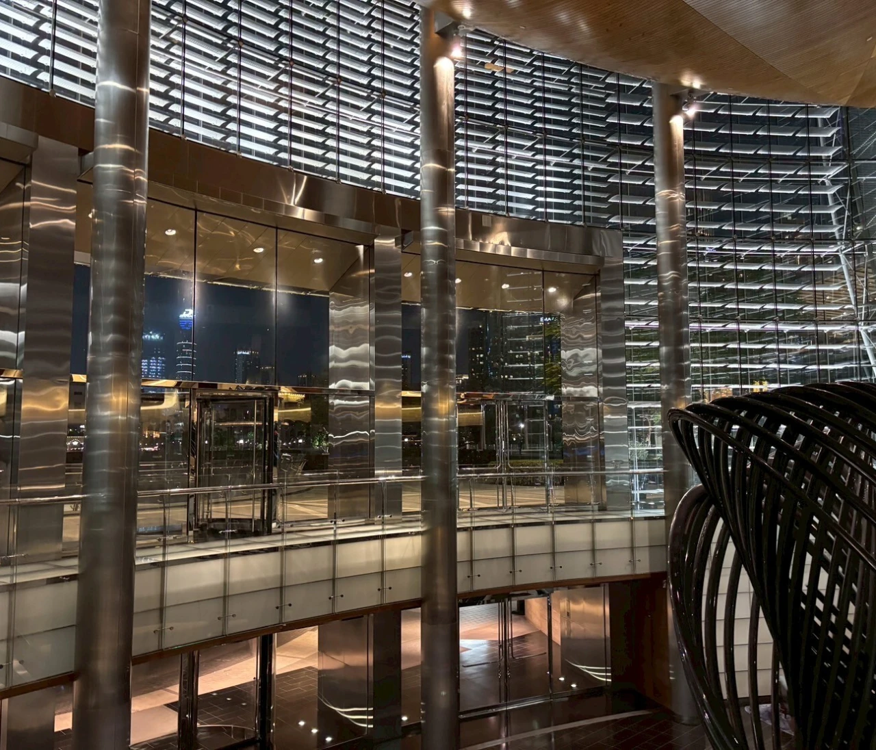 世界一の絶景レストランで味わう“空中ディナー”体験