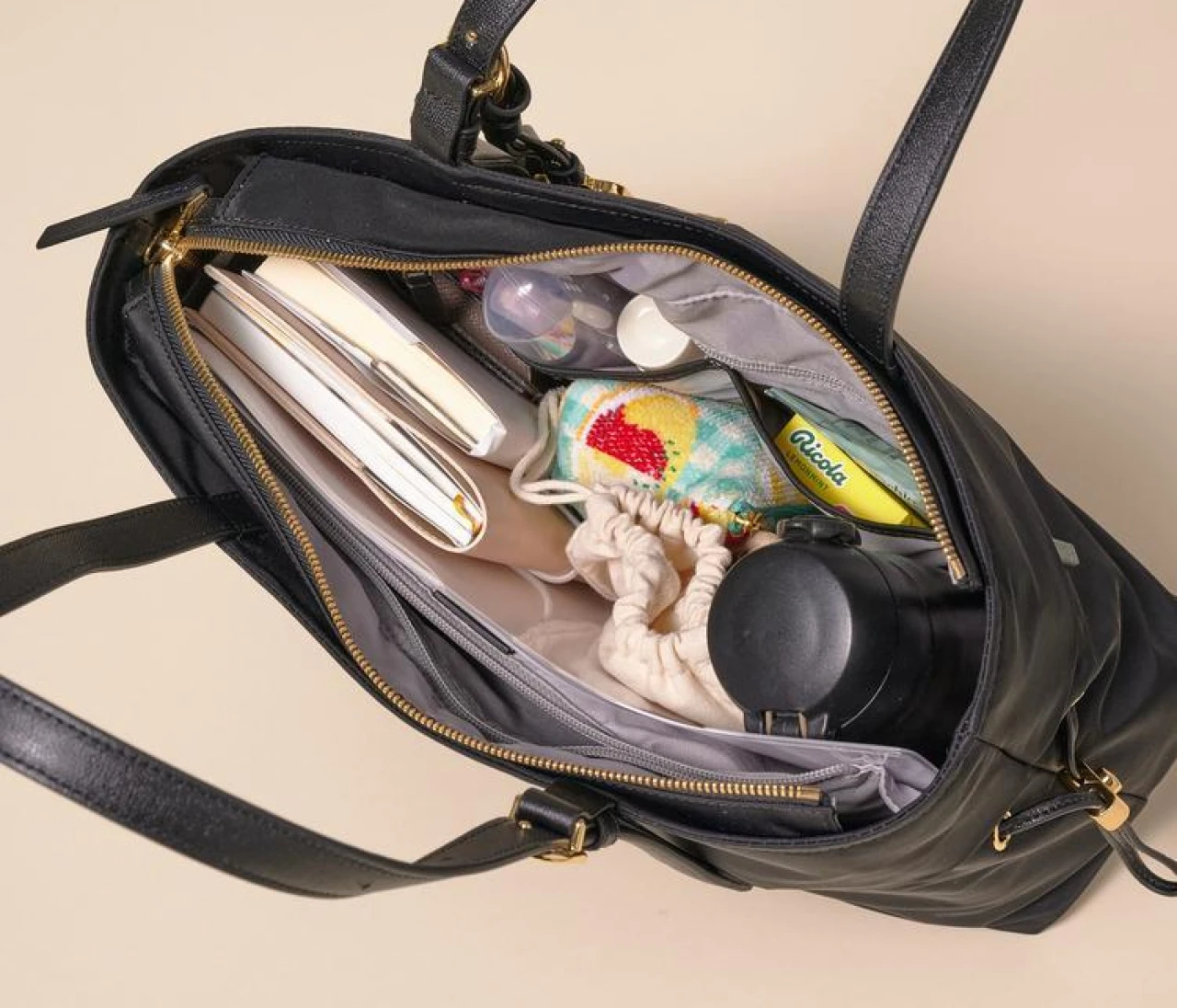 人気ブランドの通勤バッグにA4書類＆PCほか通勤アイテム全部入れてみた（写真）