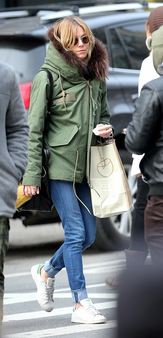 シエナ・ミラーのカジュアルはどっかにちょっぴりインパクト