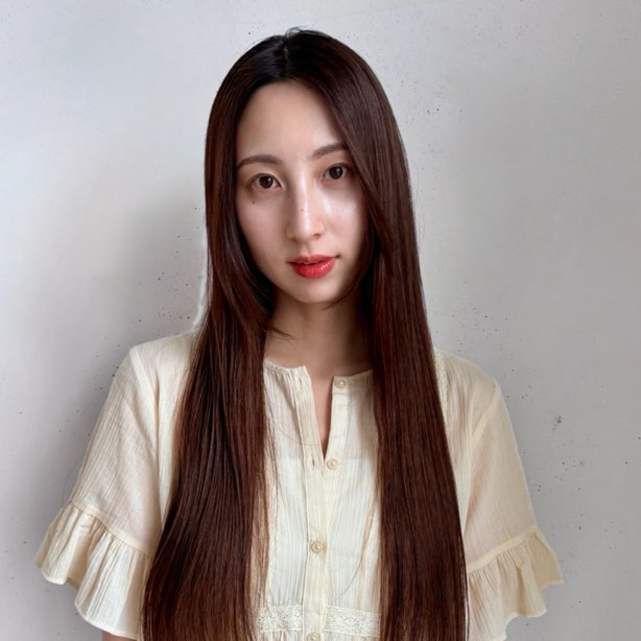 【2026年春夏トレンドヘアカラー】うるおいに満ちたツヤを演出！　上品なチョコレートブラウン