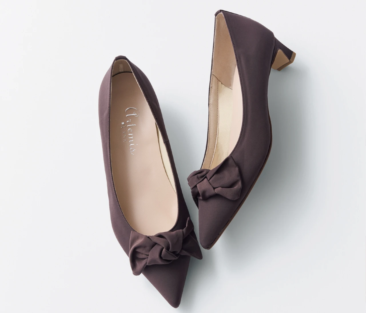 ポインテッドヒールでも痛くない靴、発見！ 「ダイアナ」のリボンデザインパンプスを徹底解剖