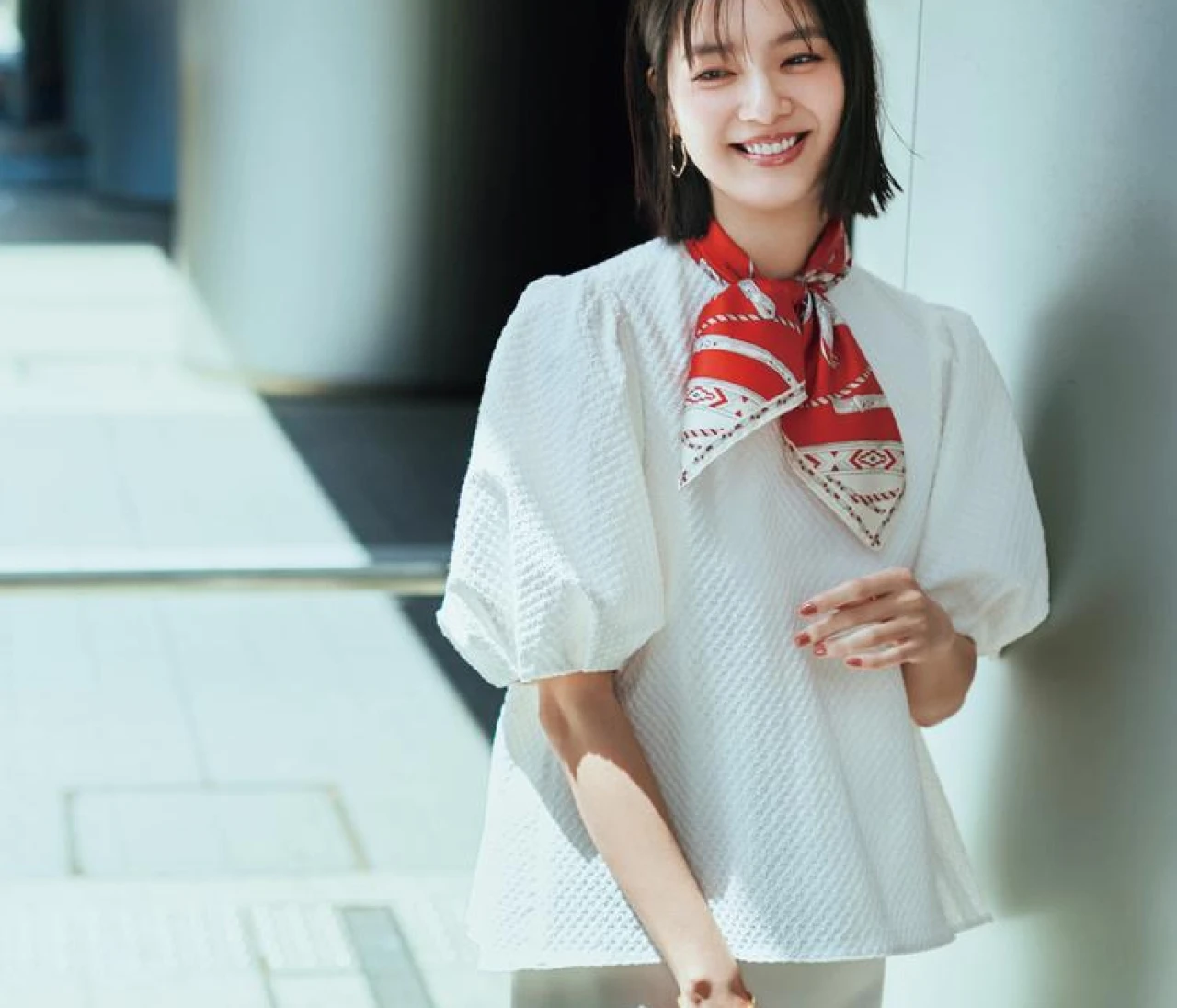 真夏のオフィス服の正解、白トップス8コーデ（写真）