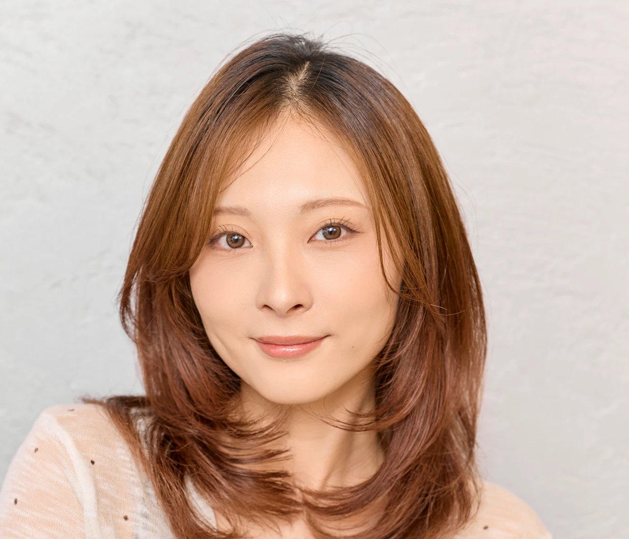 【2026年秋トレンドレイヤー】顔周りを包むリップレイヤーで小顔見せ！ セミバタフライレイヤー