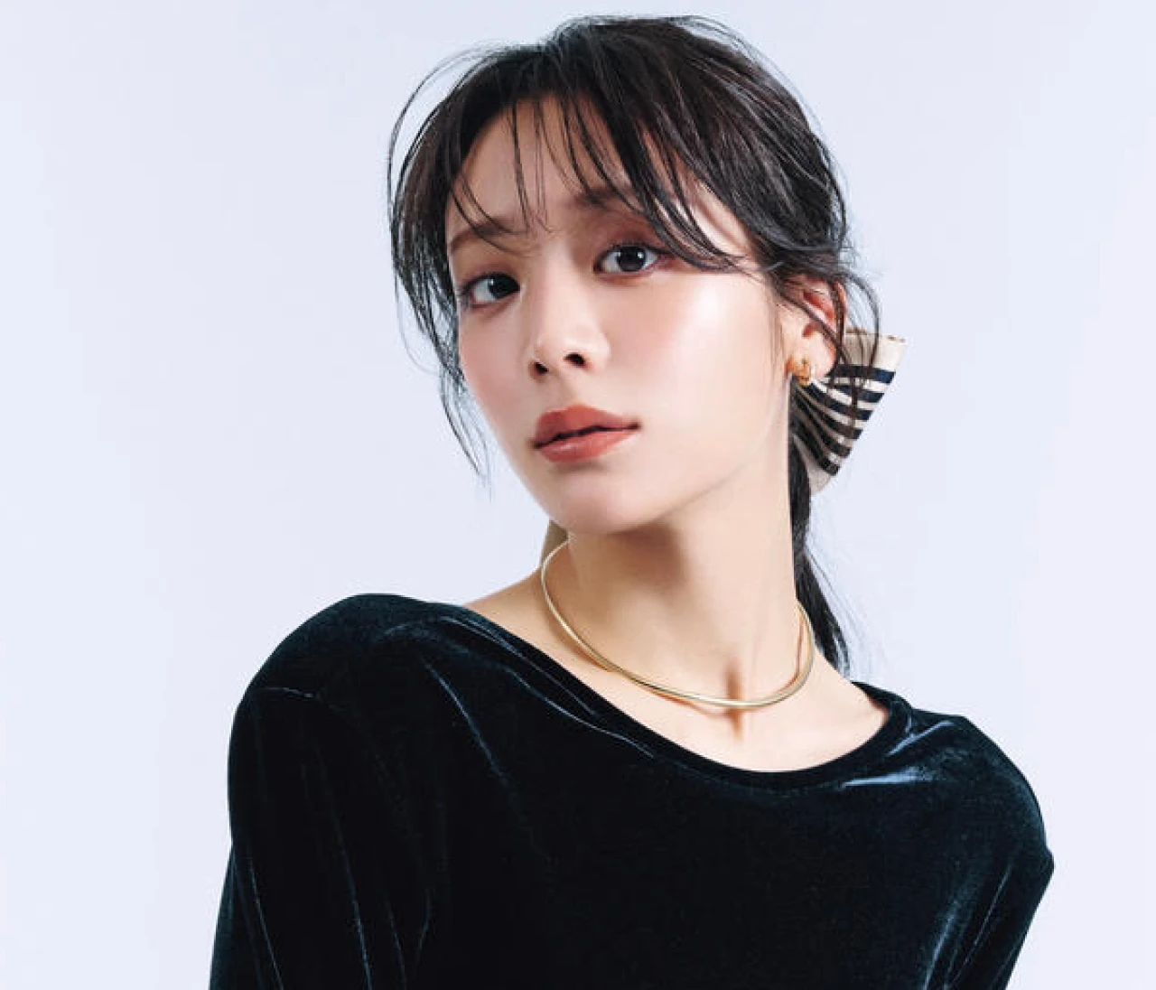 【ベロアトップスコーデ】少しだけ盛りたい日に効く、華やぎトップス【BAILA今日のコーデ】