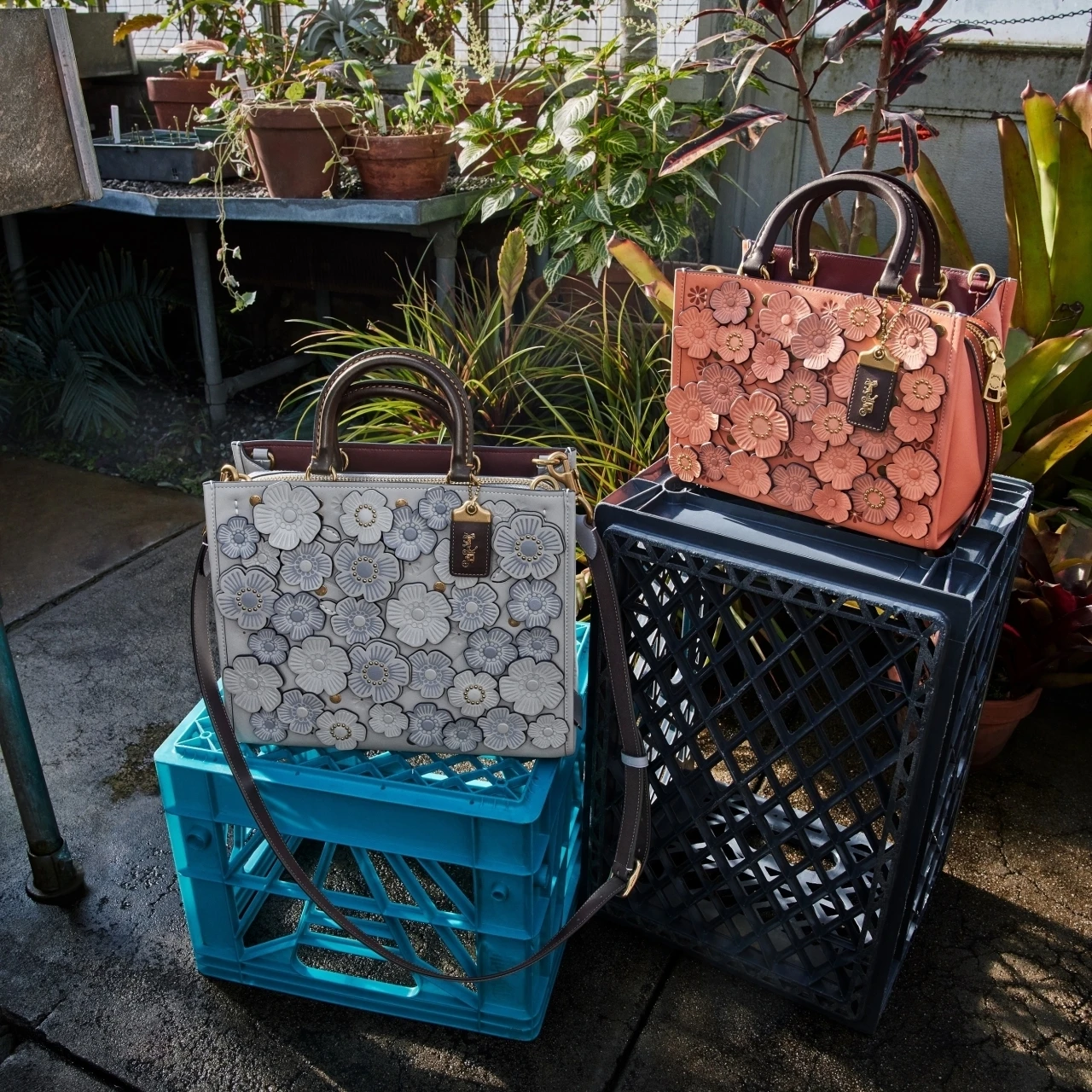 「コーチ」のアイコンバッグ“Rogue(ローグ)”の新作はレザーフラワーがたっぷりの華やかデザイン!