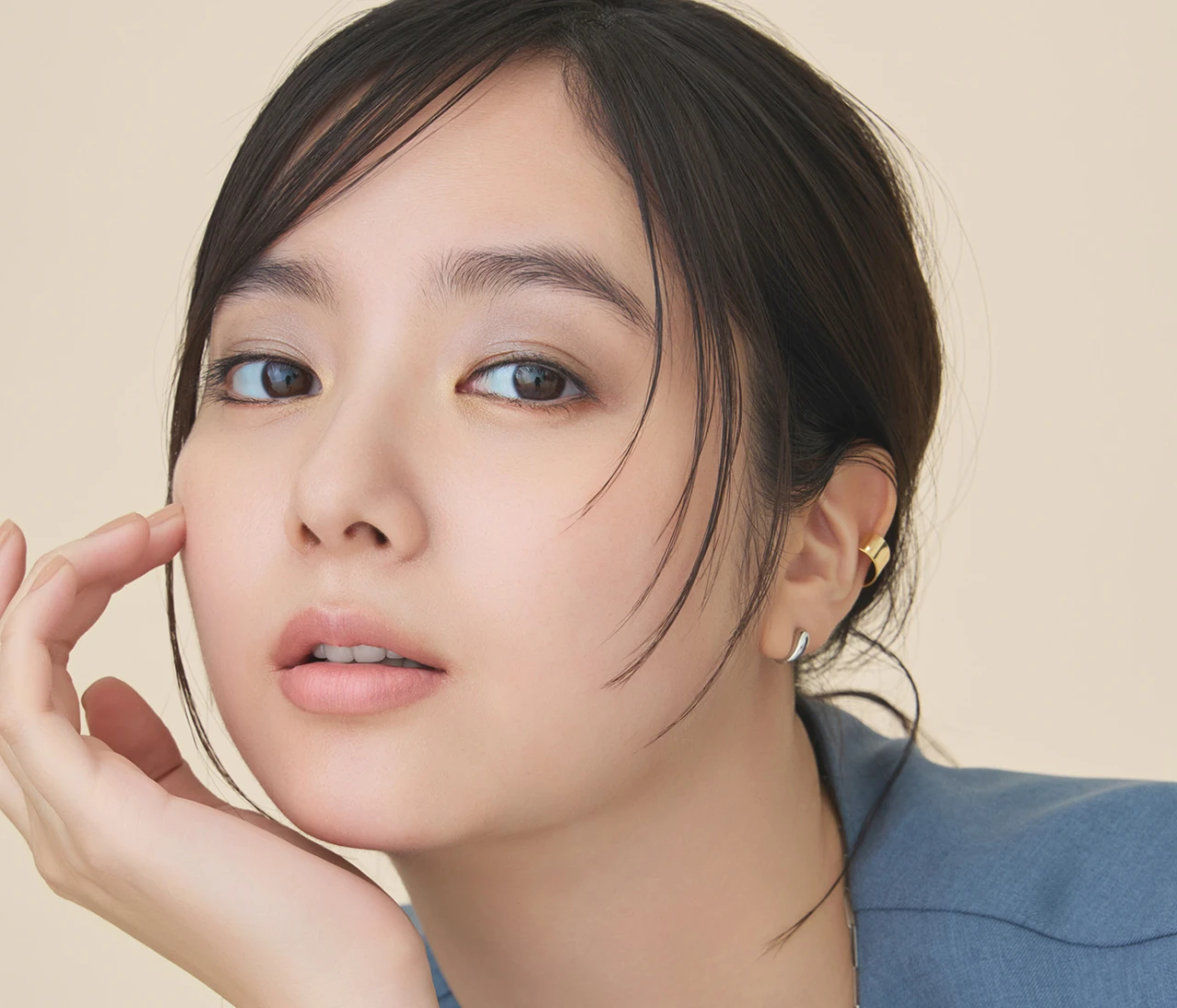 【シャネル秋新色で作るニュアンスグレーメイク】ヘアメイクアップアーティスト河嶋希さんが2025年秋新色で作るメイクレシピを解説！