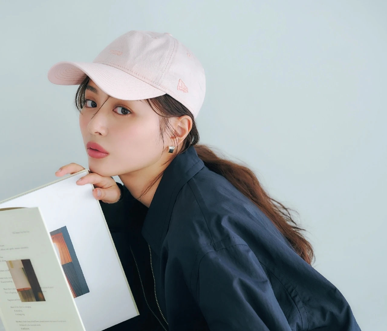 キャップ×ひとつ結びが垢抜ける！ 大人の甘め服に華やぎをプラスする「ふわローポニー」ヘアアレンジ