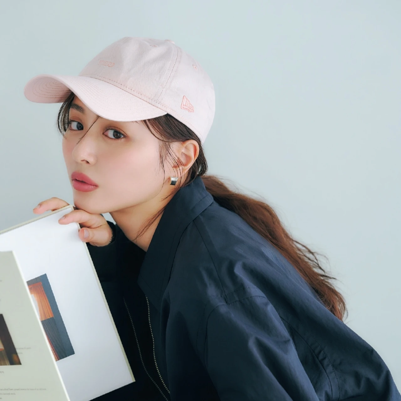 キャップ×ひとつ結びが垢抜ける！ 大人の甘め服に華やぎをプラスする「ふわローポニー」ヘアアレンジ