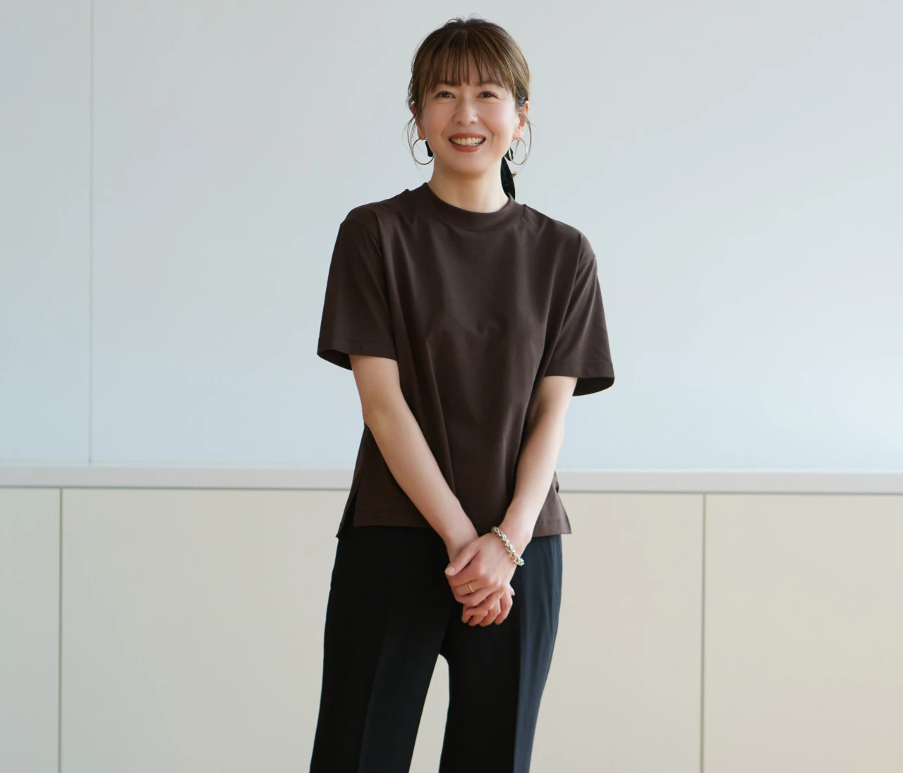 【ユニクロ秋新作】太ももすっきり「スマートフレアパンツ」は、秋冬美脚パンツの新名品！＜ユニクロの達人、エディター伊藤真知さんが選ぶ「秋のイチ推し」#５＞