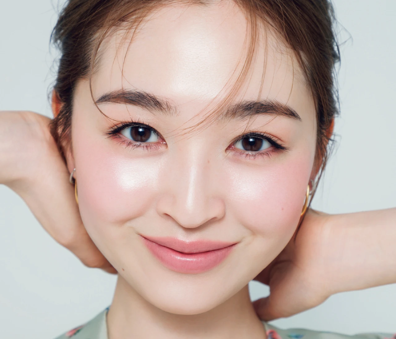 30代こそ「チーク」をアップデート! 透明感がアップする“青みピンクチーク”の正しい塗り方・塗る場所は?