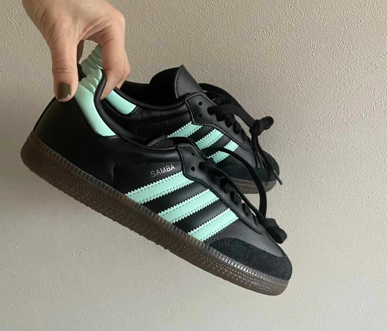 【薄底スニーカー】大人が履きたいadidas OriginalsのSAMBA OG。サイズ感・履き心地・コーデ