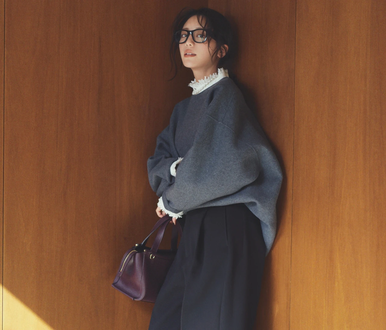 【スラックスコーデ】構築的なフォルムで魅せる、一歩差がつく黒パンツ【BAILA今日のコーデ】