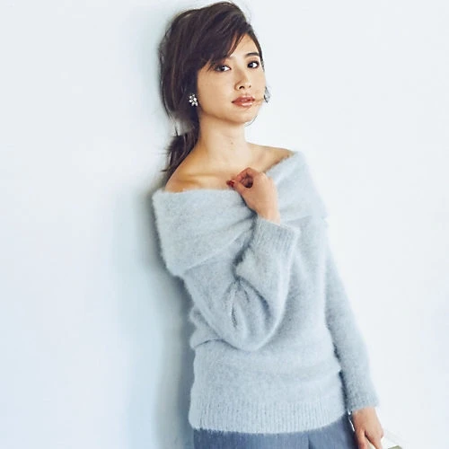 冬の主力アイテムは、女っぽさたっぷりのゆるニット