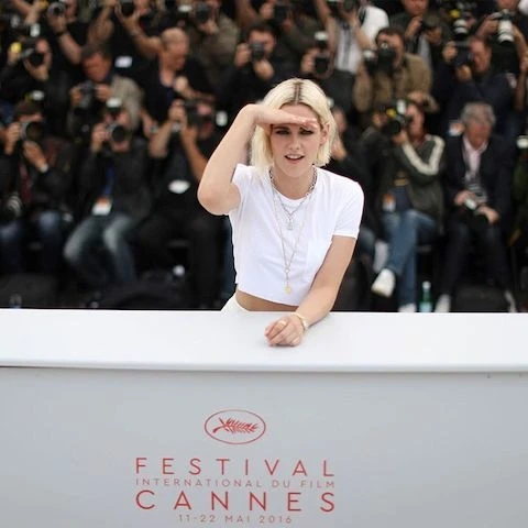 カンヌでもT！「セレブのTシャツ、白か黒か」