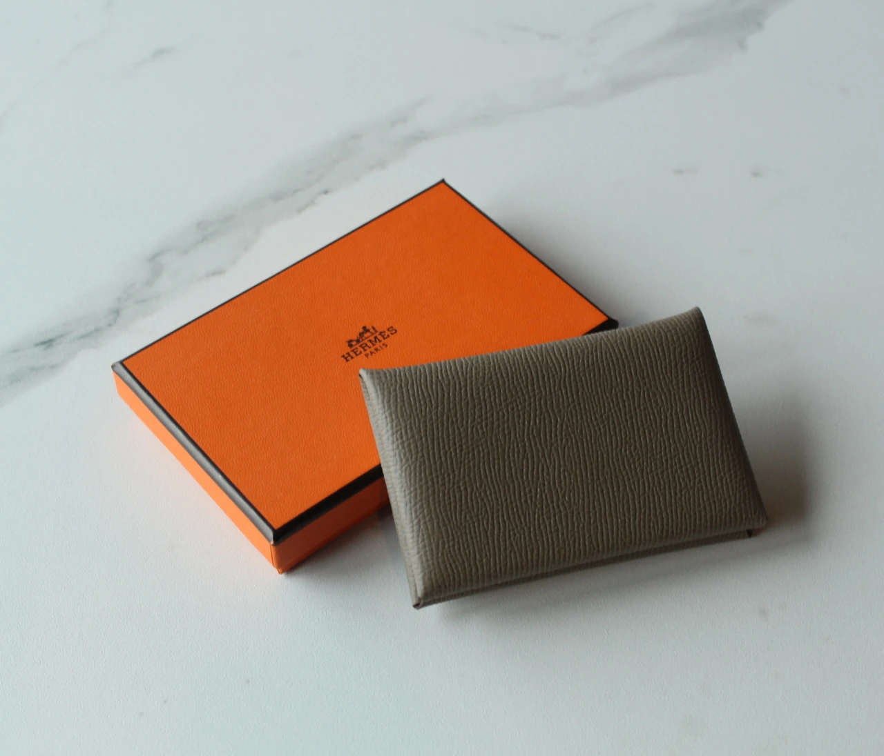 【HERMES】PR職の私が新調。お仕事モチベが上がる憧れ名品《カルヴィ》との出会い方