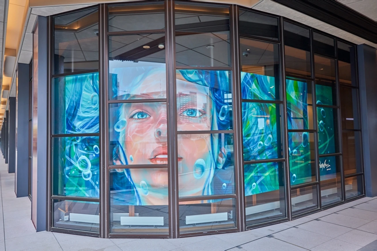 「OVER ALLs」さんによる“癒しの循環”をテーマにした壁面アート