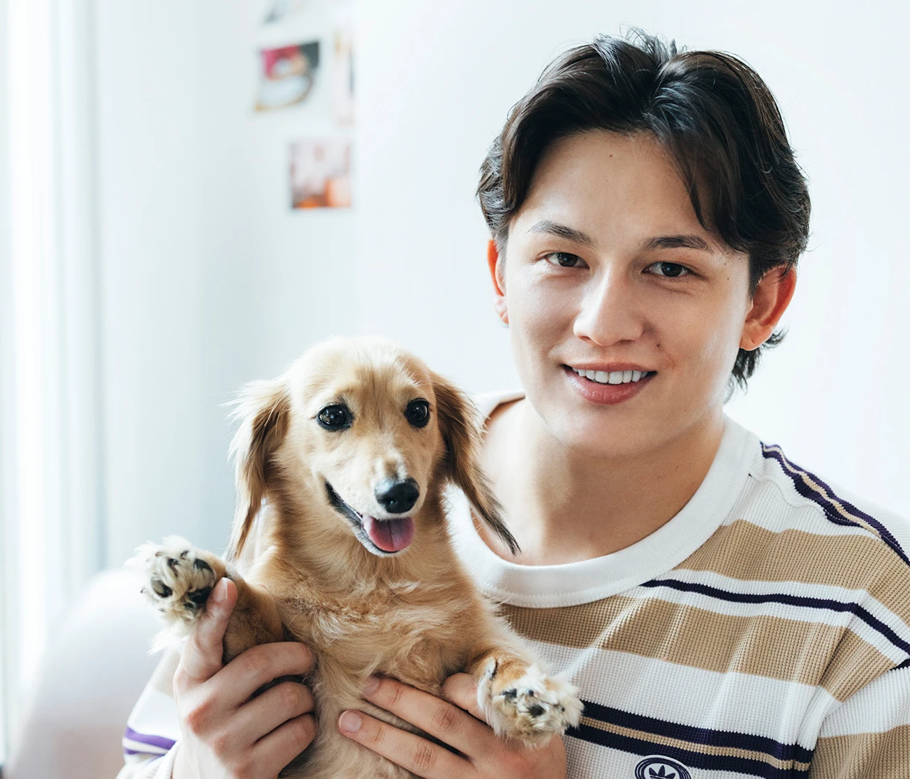 「素顔に迫る１問１答！」愛犬キャッシュくんとリラックスした笑顔で登場