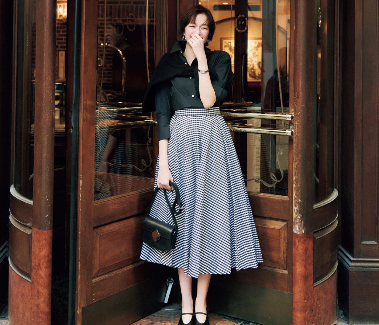 フレアスカートが垢抜ける！甲深デザインのパンプス4選