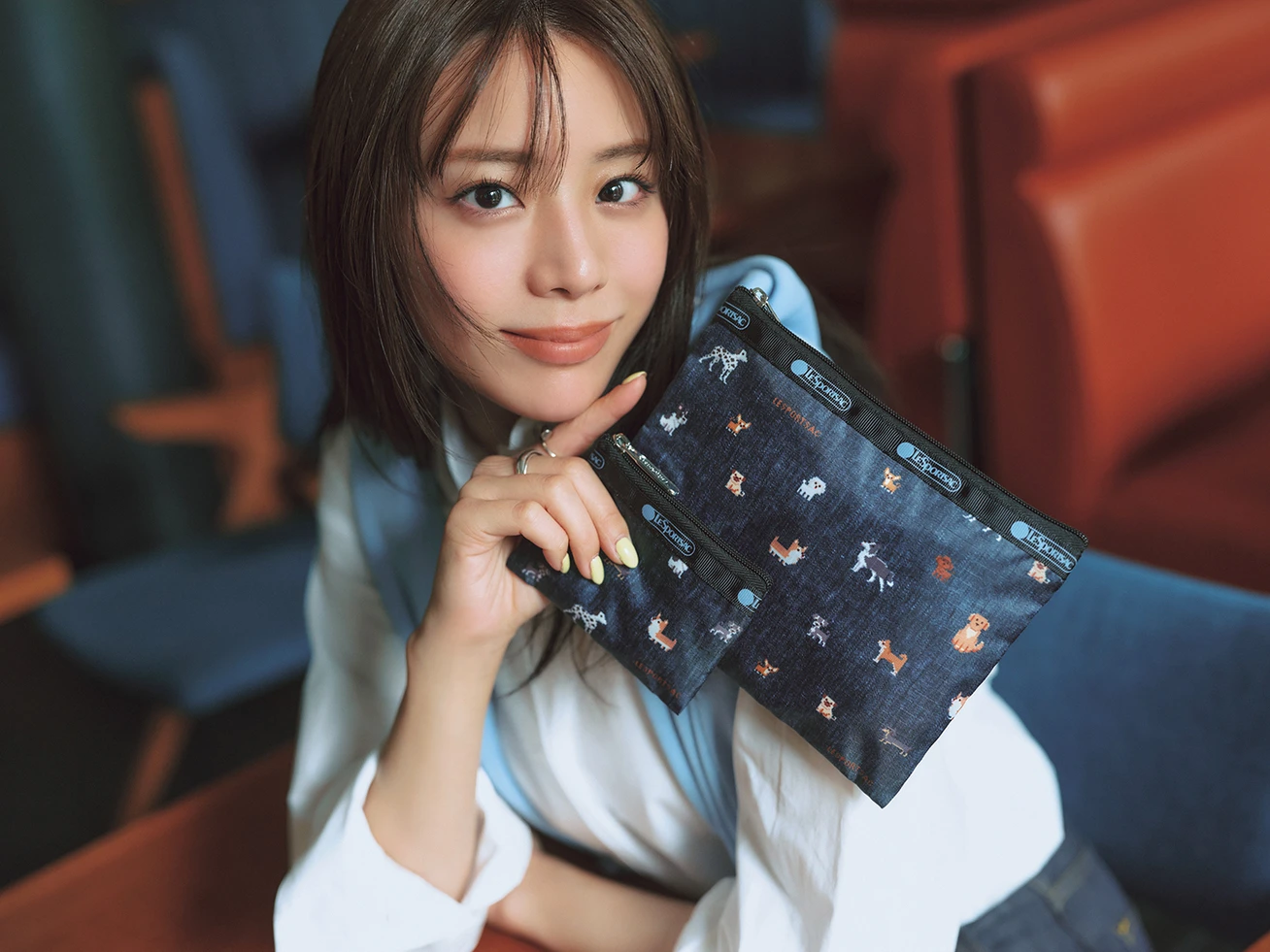 付録ポーチを持つ貴島明日香さん