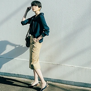 【ベージュ×ネイビー】で品格と女らしさを。いいとこ取りスタイリッシュコーデ♡