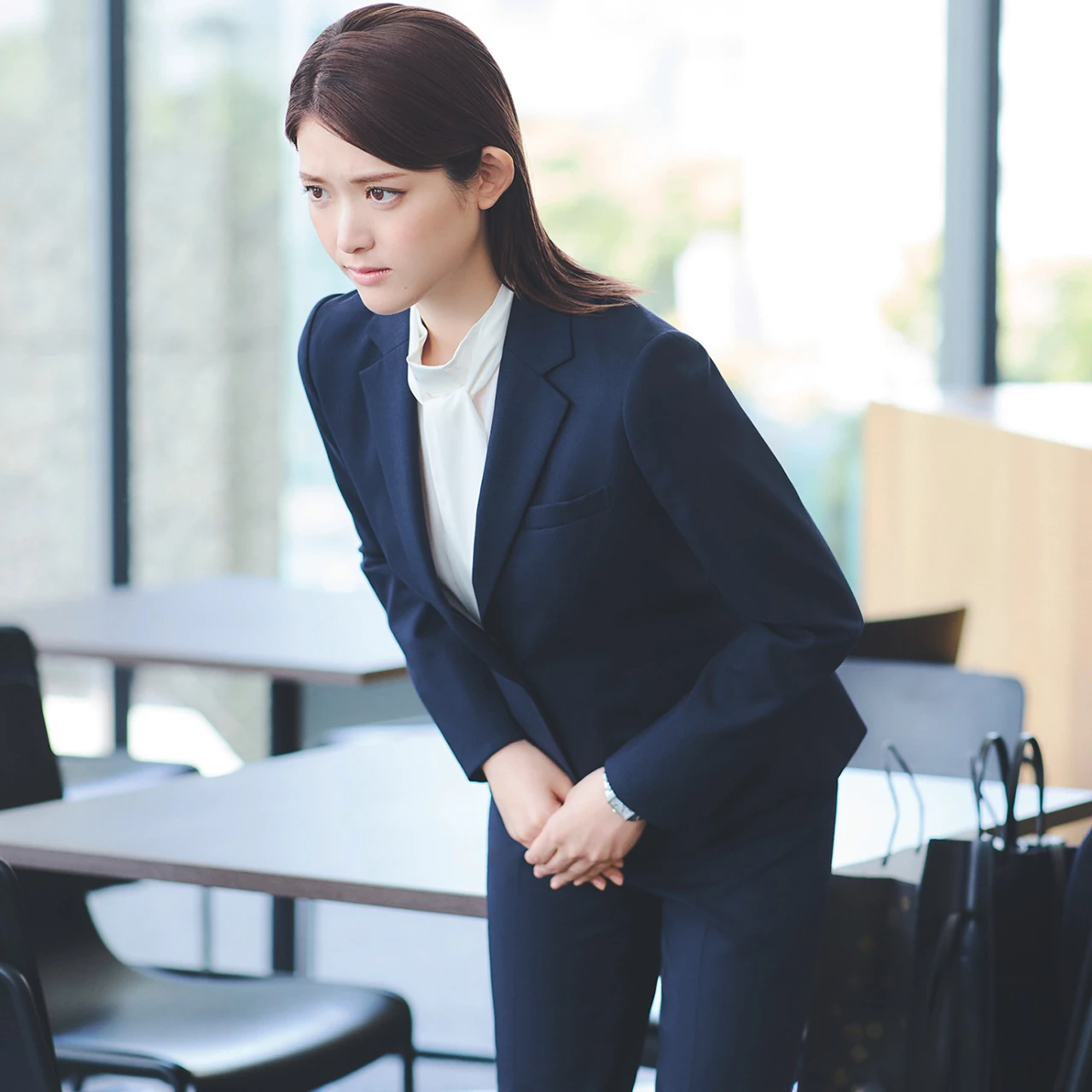 謝罪シーンの装いマナー、正しい服装が知りたい！【連載 松村沙友理のお仕事服研究所】