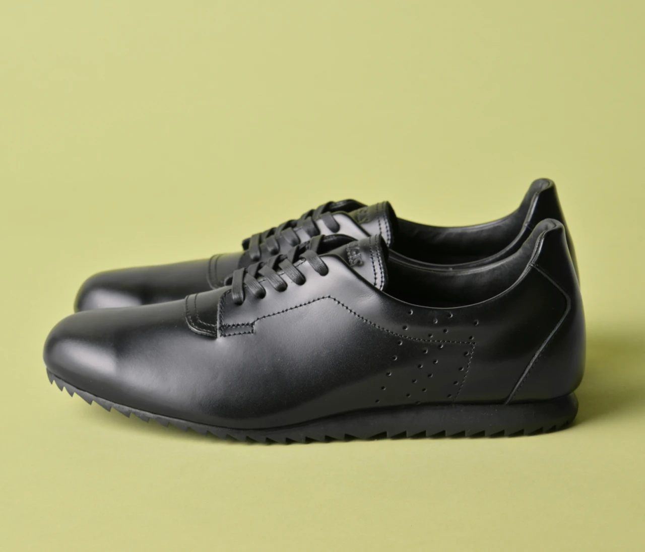 「パトリック」の「ヨークトン」は“革靴見え”するのにラクな履き心地【きれいめ服に似合う黒スニーカー】