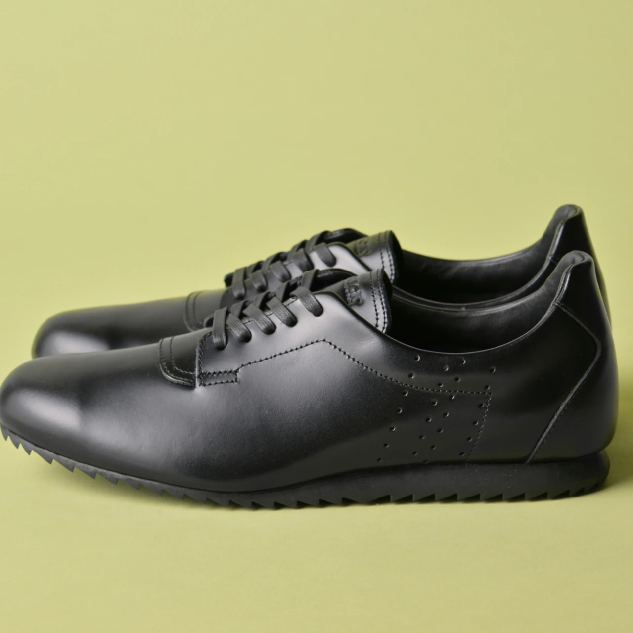 「パトリック」の「ヨークトン」は“革靴見え”するのにラクな履き心地【きれいめ服に似合う黒スニーカー】