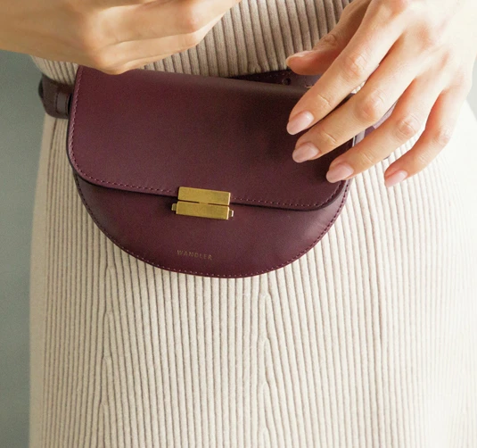 秋の本命バッグ! ウエストポーチ大人のおしゃれコーデ11選【30代向けレディースファッション】