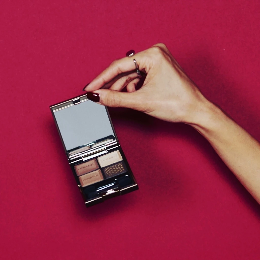 ショコラブラウンのパレットで、凜とこなれた目元に