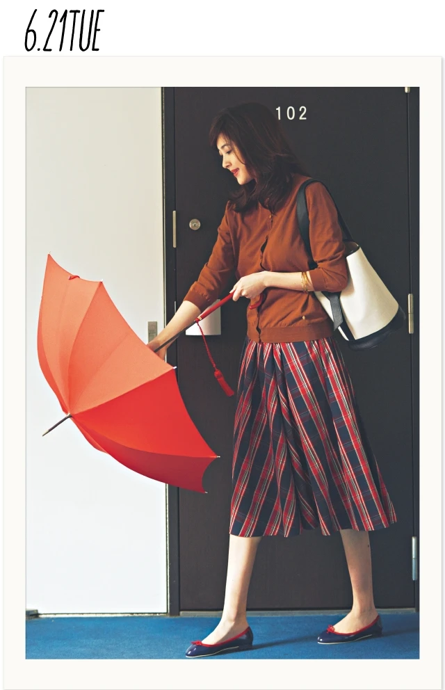 小雨でも女らしく♡ 雨対応名品バレエシューズは、トレンドアイテムと好相性!