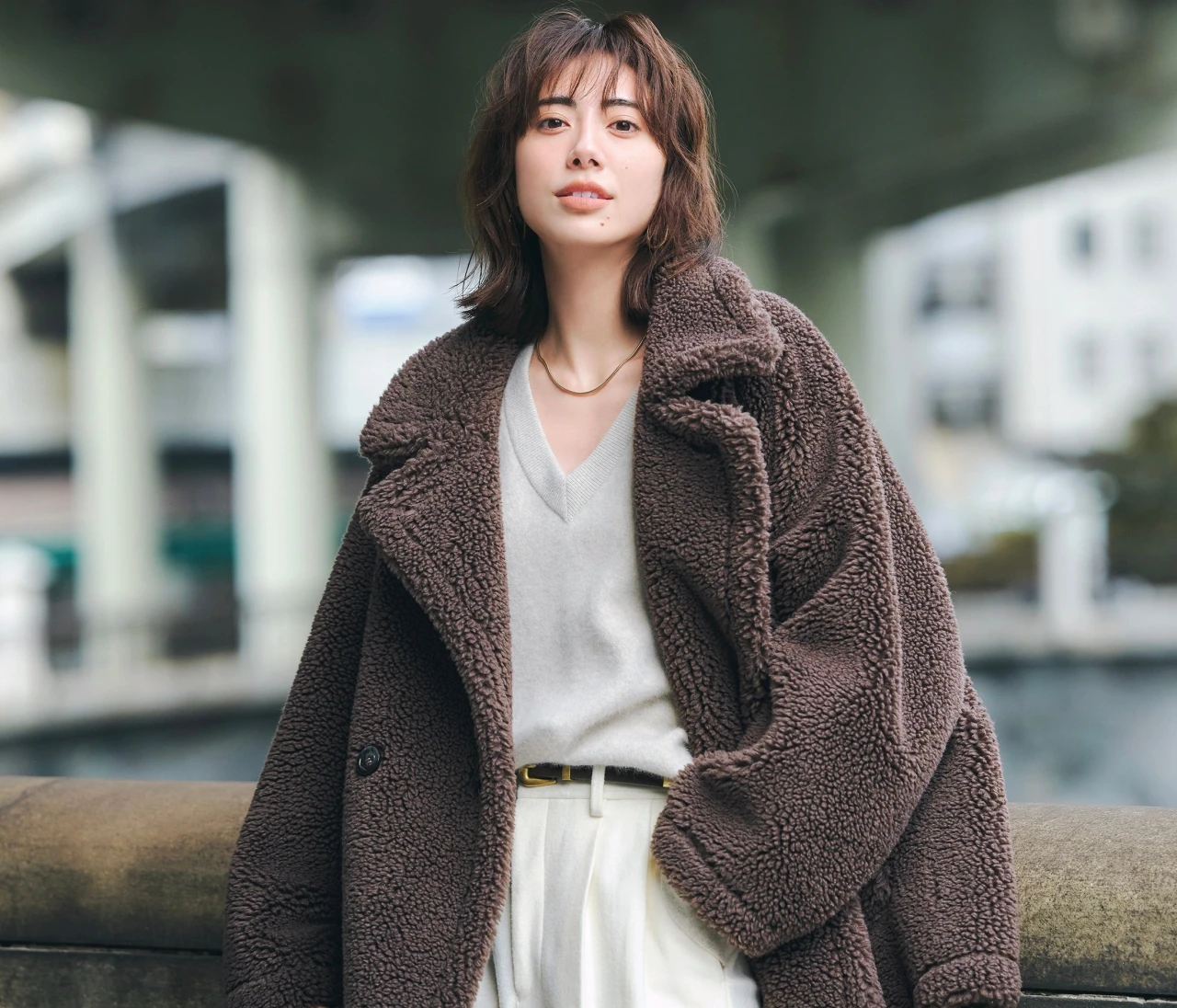 【ボアコートコーデ】いつものベーシック服もボアの立体感でたちまち着映える！【BAILA今日のコーデ】