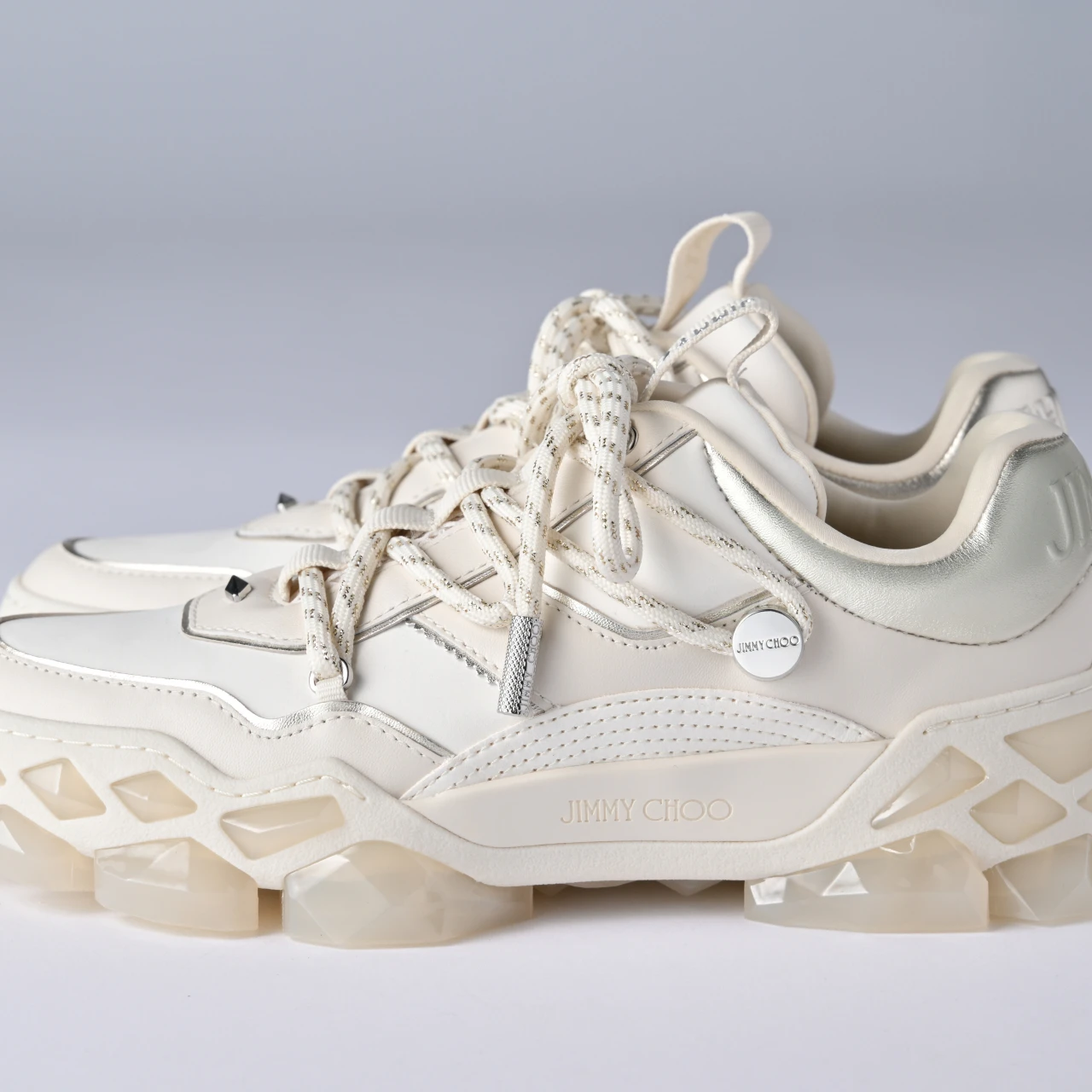 【JIMMY CHOO(ジミー チュウ) 白スニーカー】着用レビューも! DIAMOND X Ⅱは、ダイヤモンドを表現した華やかなソールデザインが特徴 「きれいめ服に似合う白スニーカー vol.78」