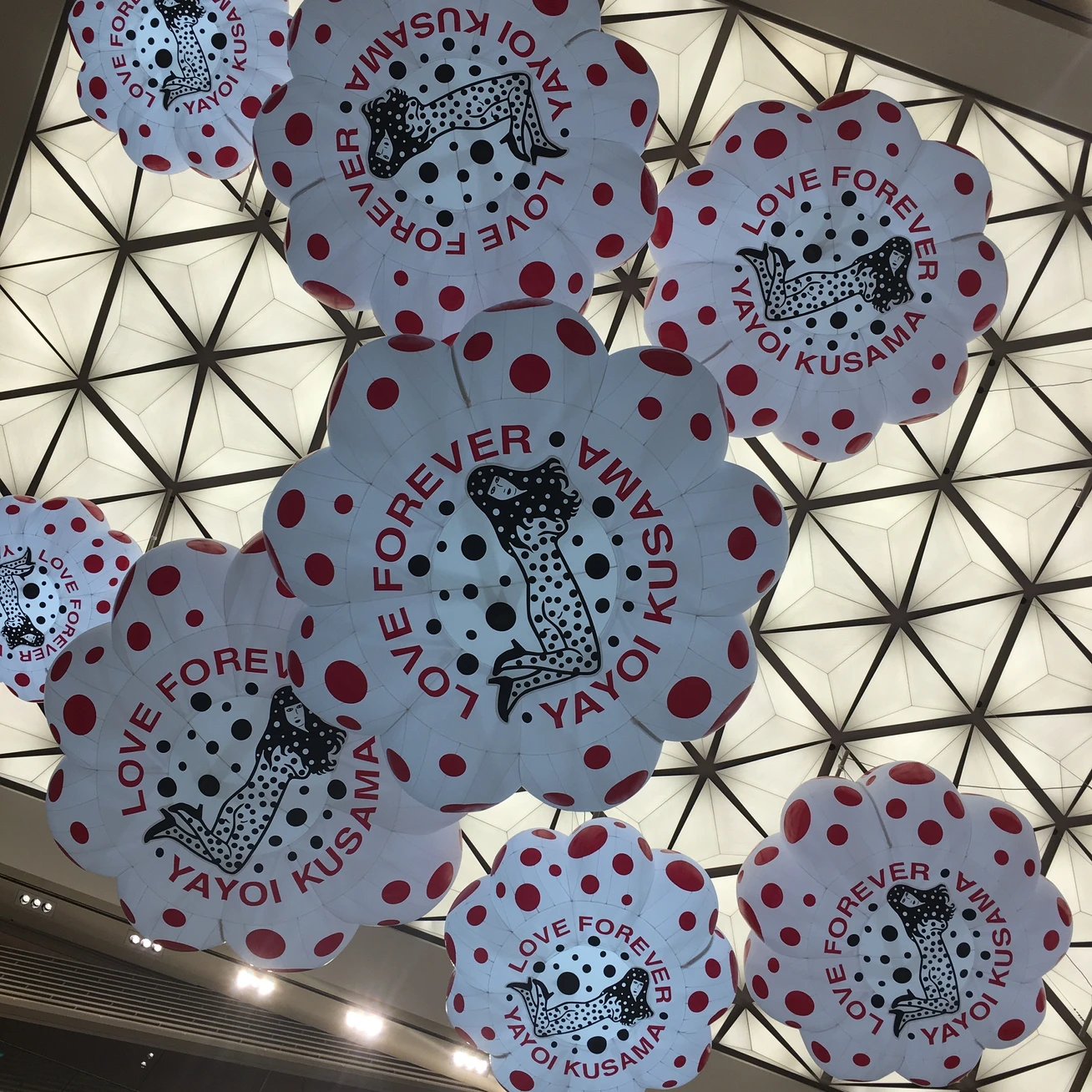 シャネルのリップ自動販売機がすごい！〈美容好きのためのGINZA SIXガイド①〉【欲まみれ美容ライフ：エディター前野のコスメ♡ディグ】