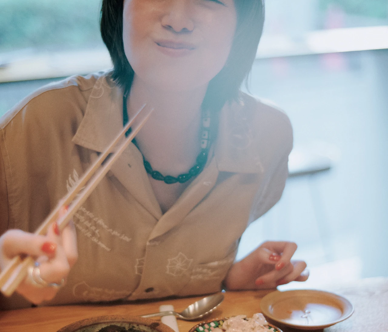 佐藤栞里が渋谷で人気の多国籍料理店「Niru」で小皿料理に舌鼓【もぐもぐしーさんぽ】