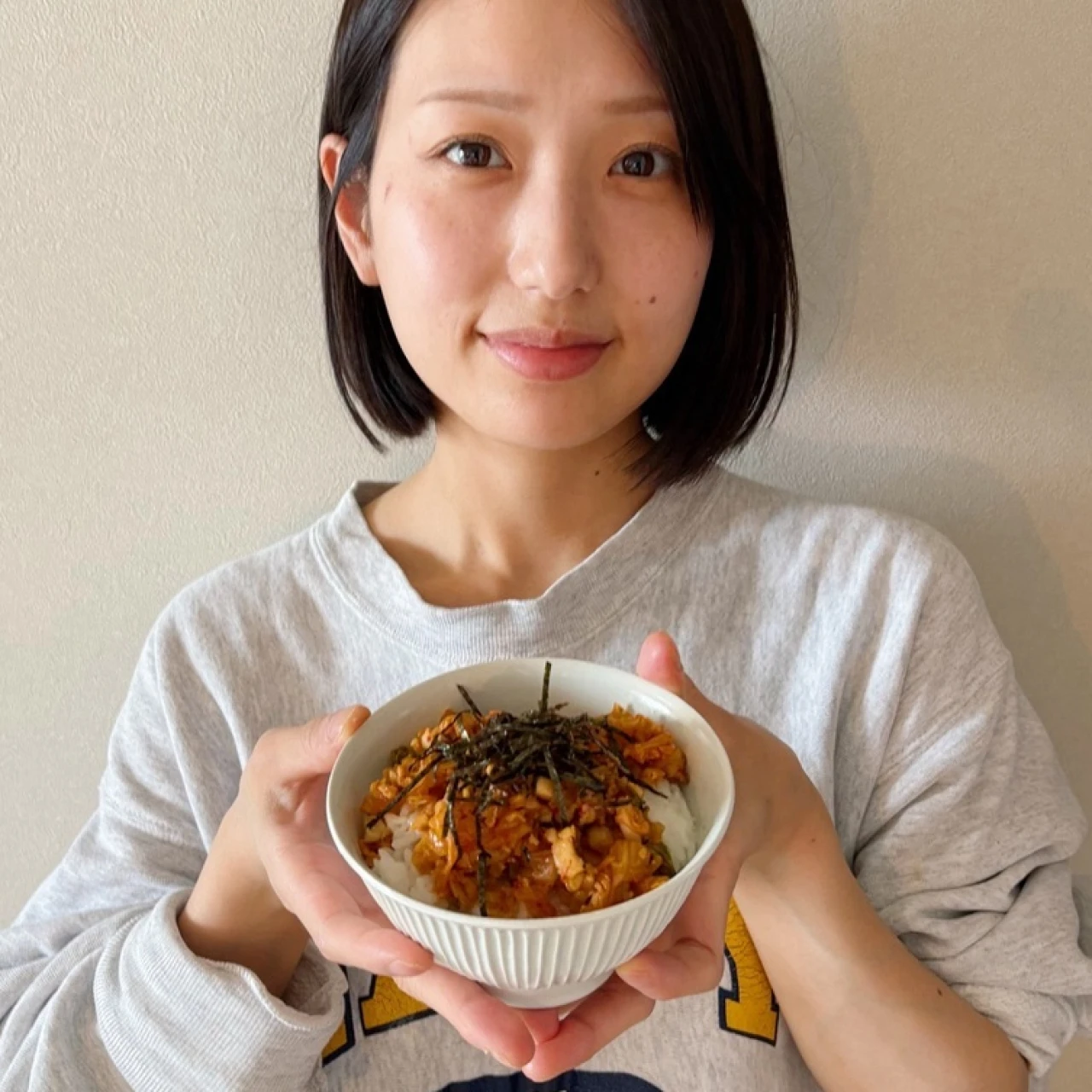【長谷川あかりのご自愛ごはん vol.55】栄養豊富な青魚を手軽にいただく「鯵キムチ丼」