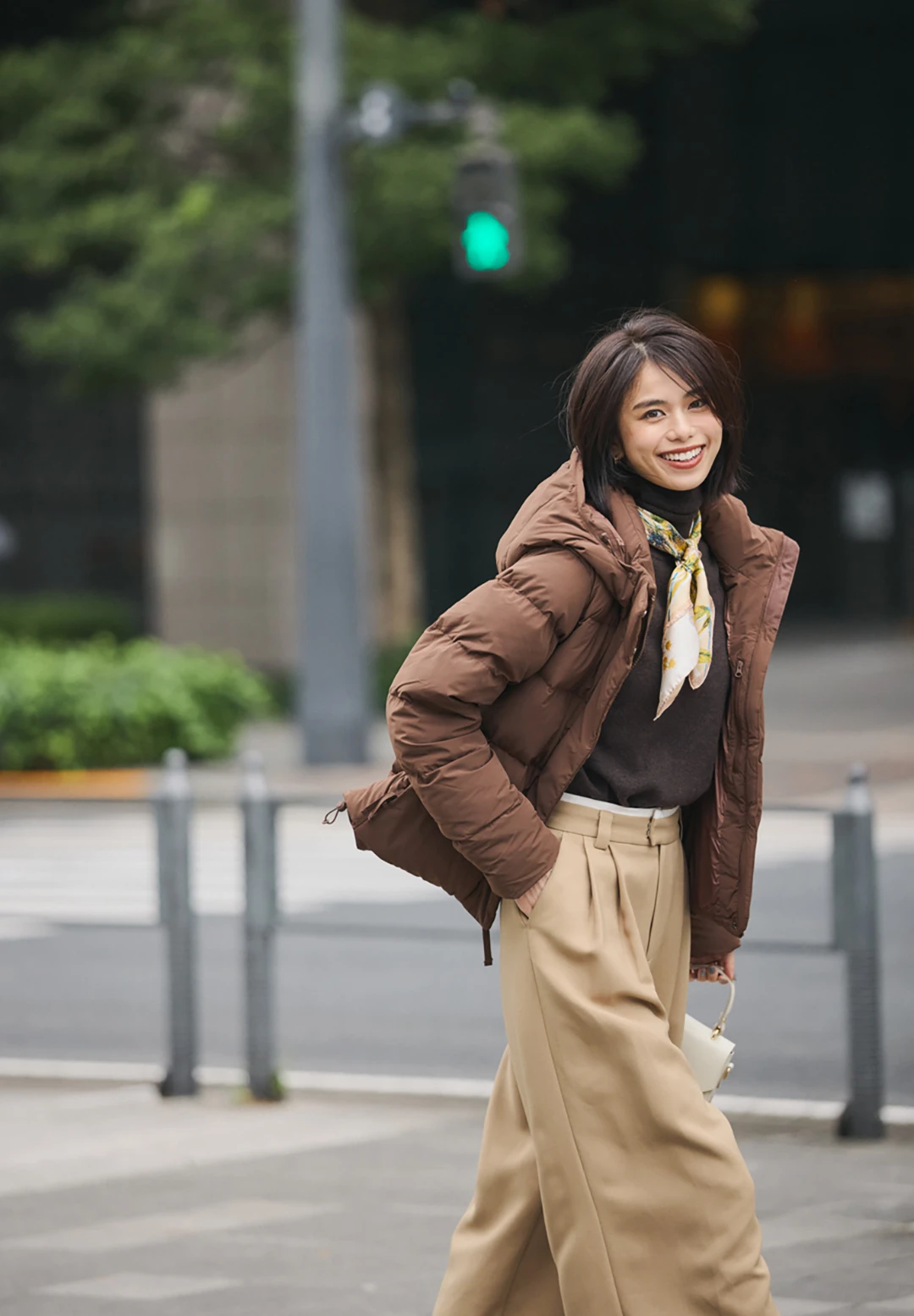 佐藤晴美　ミニマルなデザインのダウンは、通勤シーンのきれいめ服にも無理なくなじむ