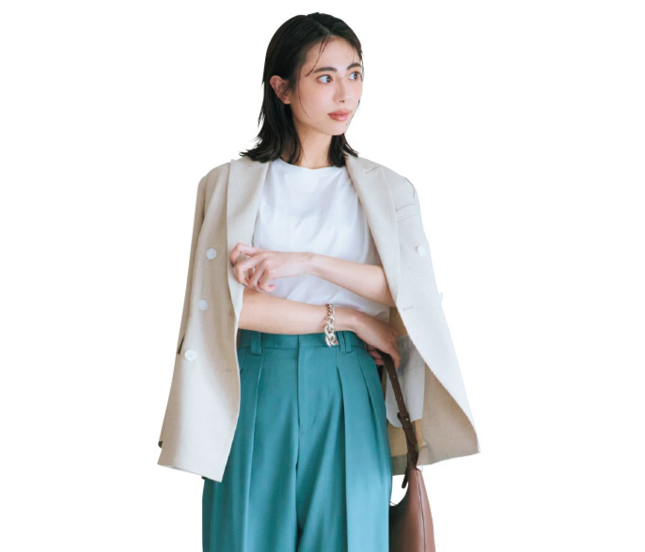 予想最高気温26度/ゆとりのあるツータックパンツで明るい色もスマートな印象に【BAILA今日のコーデ】