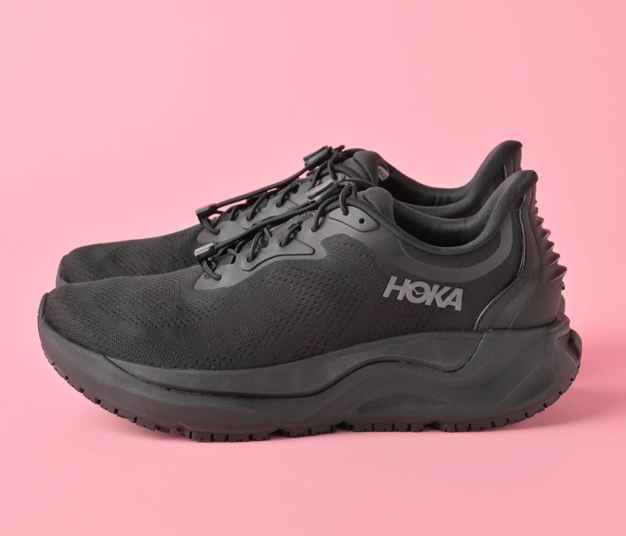 ふわっと軽い履き心地！ 「HOKA（ホカ）」の「アラヒ SR」で通勤を快適に【きれいめ服に似合う黒スニーカー】